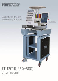 Industri broderimaskin 1201R-350 med 12 nåler, 350x500mm arbeidsområde, 12" berøringsskjerm, WiFi og dobbelt rammestativ på hjul – profesjonell og effektiv. ✅
