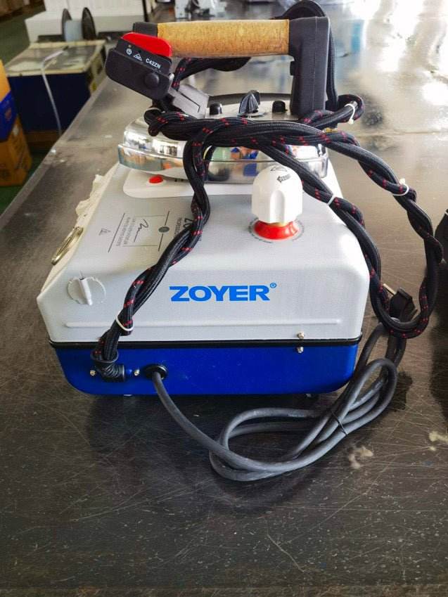 Zoyer Steamstrykejern med vakuumbrett professional steam iron with vacuum board on table