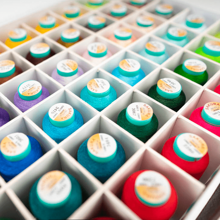 Broderipakke 48 stk polyestertråd i assorterte farger for broderi og håndverk.