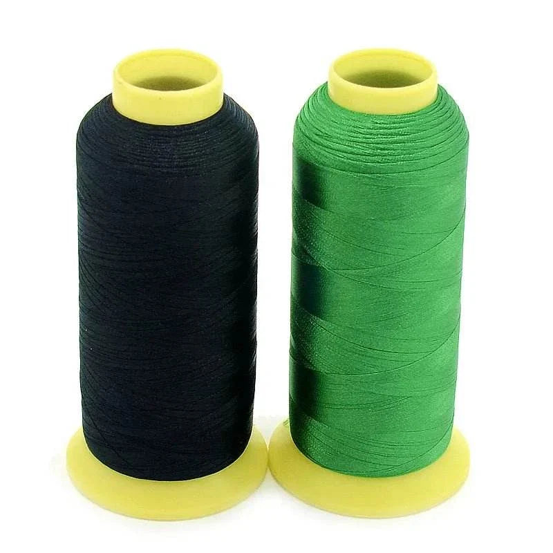 Two spools of Flores polyester embroidery thread in black and green from the trådpakke med 100 farger set