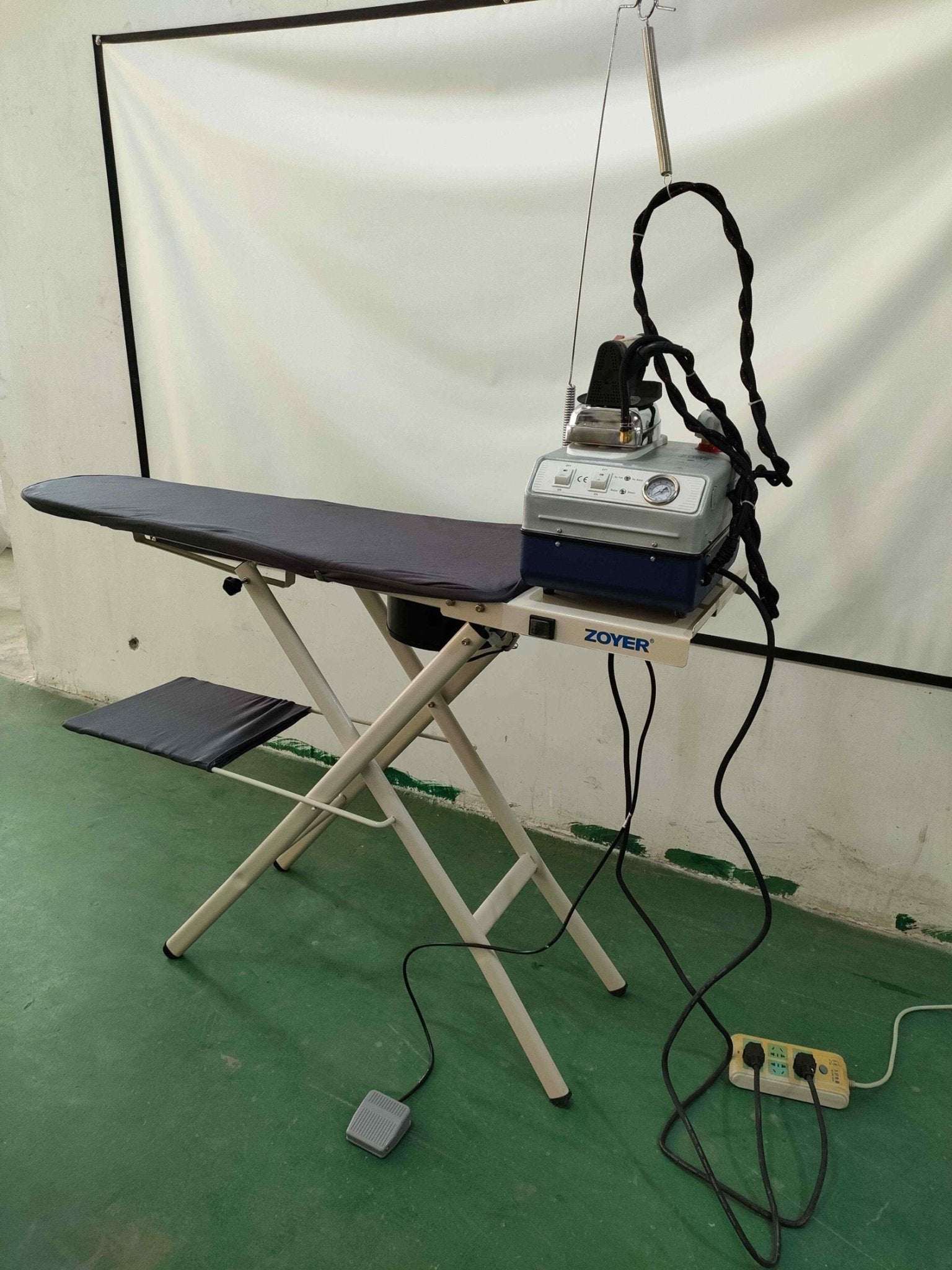 Zoyer Steamstrykejern med vakuumbrett professional steam iron with vacuum ironing board in industrial setting