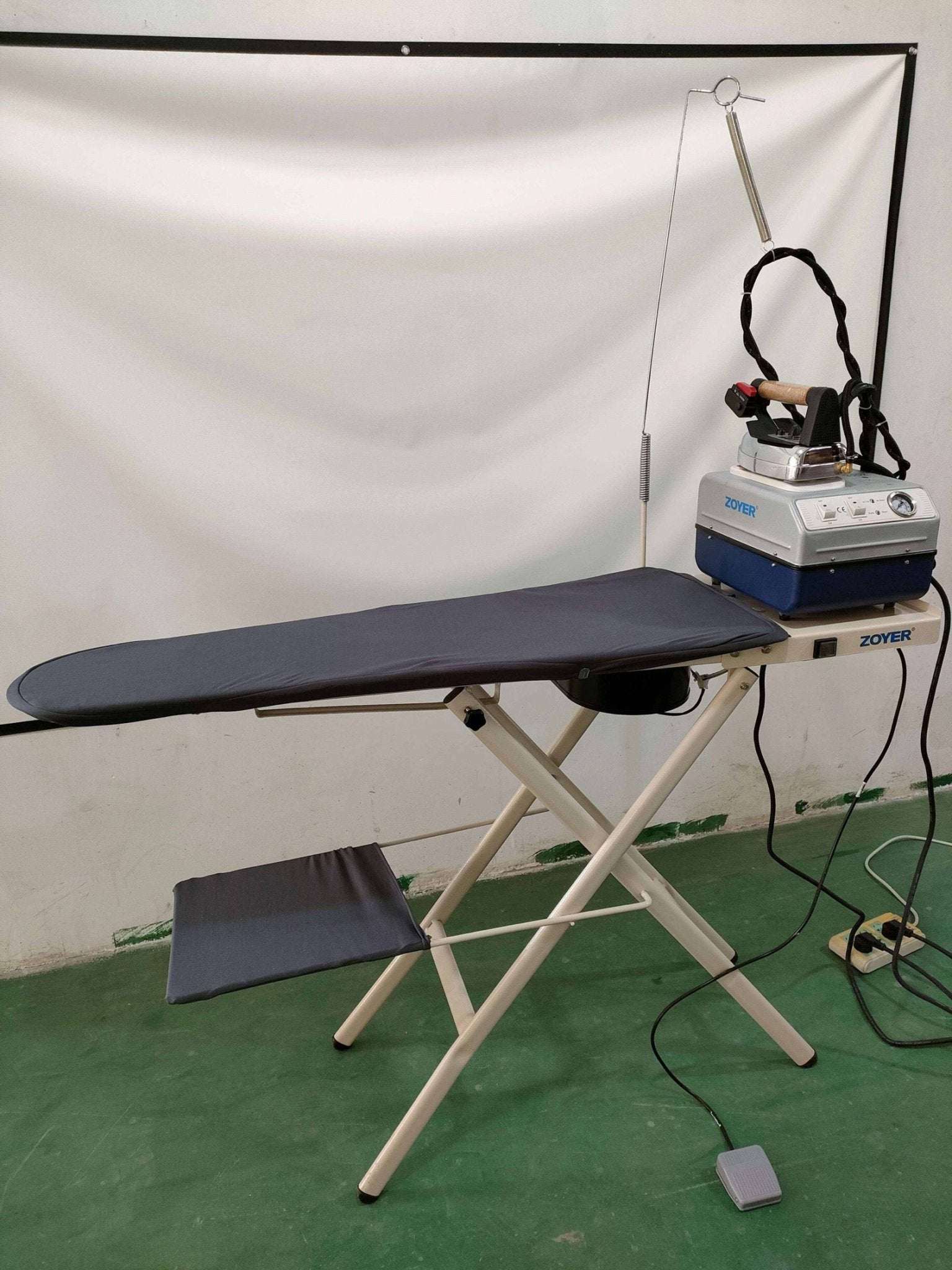 Zoyer Steamstrykejern med vakuumbrett ironing station with steam iron and vacuum ironing board setup